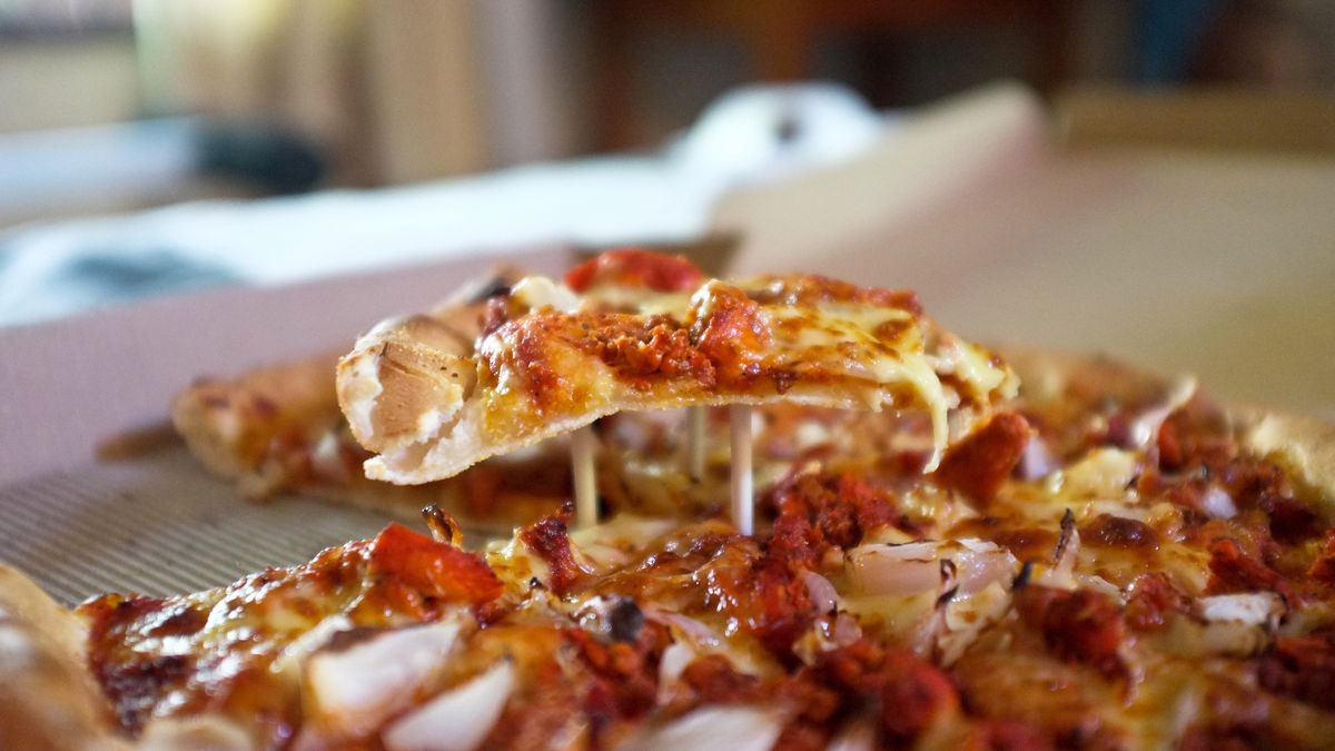 Średnia pizza z kiełbasą na tradycyjnym cieście (Pizza Hut)