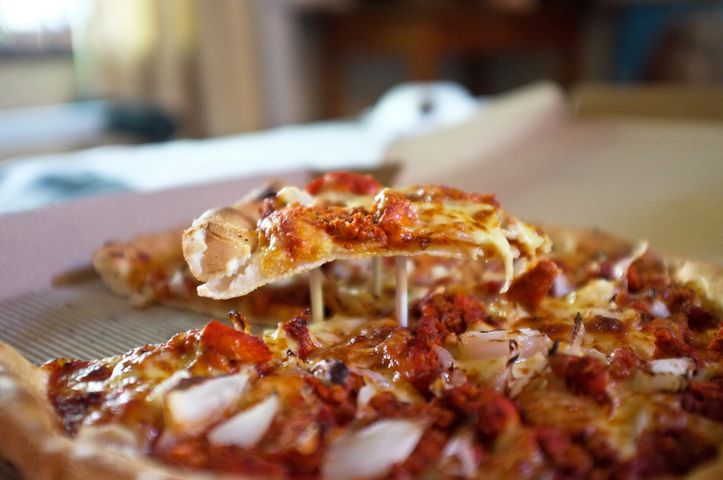 Średnia pizza z kiełbasą na tradycyjnym cieście (Pizza Hut)