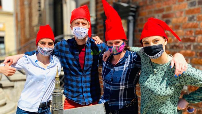 Wolontariusze z Fundacji Veritas  będą zbierać pieniądze dla Przylądka Nadziei działając w lesie jako grupa pożytecznych krasnali