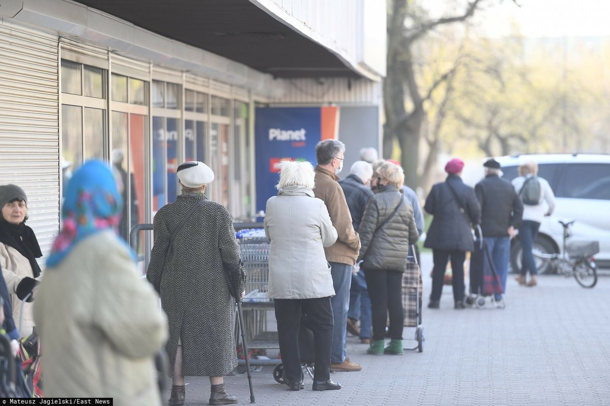 Pod nr 22 505 11 11 seniorzy moąą uzyskać pomoc, m.in w zrobieniu zakupów czy dotarciu do punktu szczepień 