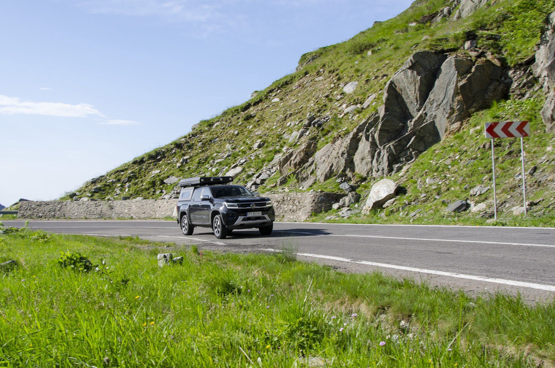 VW Amarok z zabudową i namiotem Alu-Cab