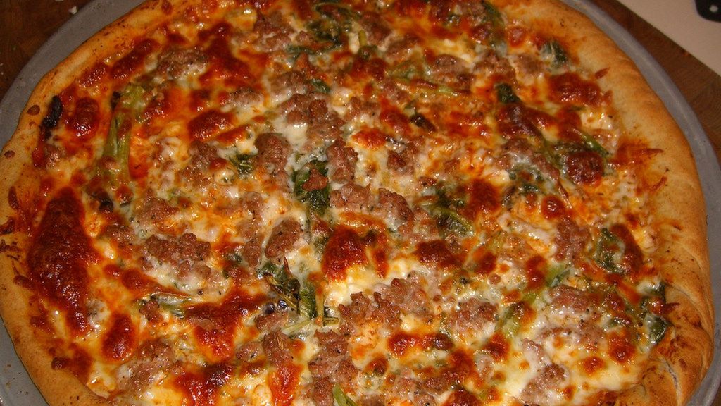 Średnia pizza z kiełbasą na grubym cieście (Pizza Hut)