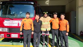 Wóz strażacki i koledzy po fachu. Bródka pochwalił się zdjęciami z Korei Południowej