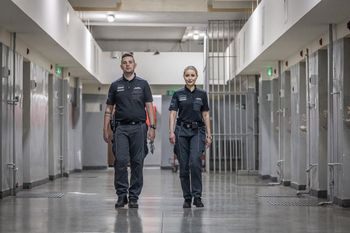 Zarobki w Służbie Więziennej. Tyle na ręką dostaje strażnik