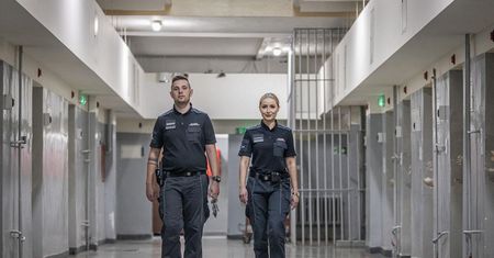 Zarobki w Służbie Więziennej. Tyle na rękę dostaje strażnik