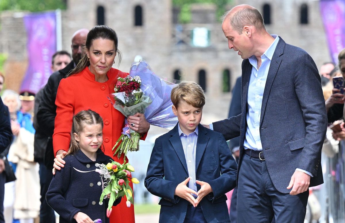 Zwykle podczas oficjalnych uroczystości książę William zajmuje się synem, a księżna Kate córką