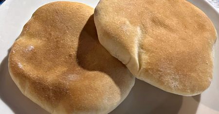 Chleb z patelni, który nie potrzebuje ani drożdży, ani piekarnika