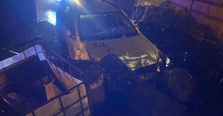 Kielce: pościg za oplem zakończony uderzeniem w ogrodzenie. 38-latek ukrywał się w ciemnościach między paletami