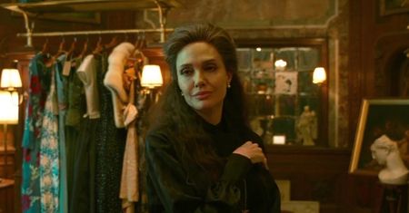Angelina Jolie jako śpiewaczka operowa bez głosu. Zachwyca! [RECENZJA]