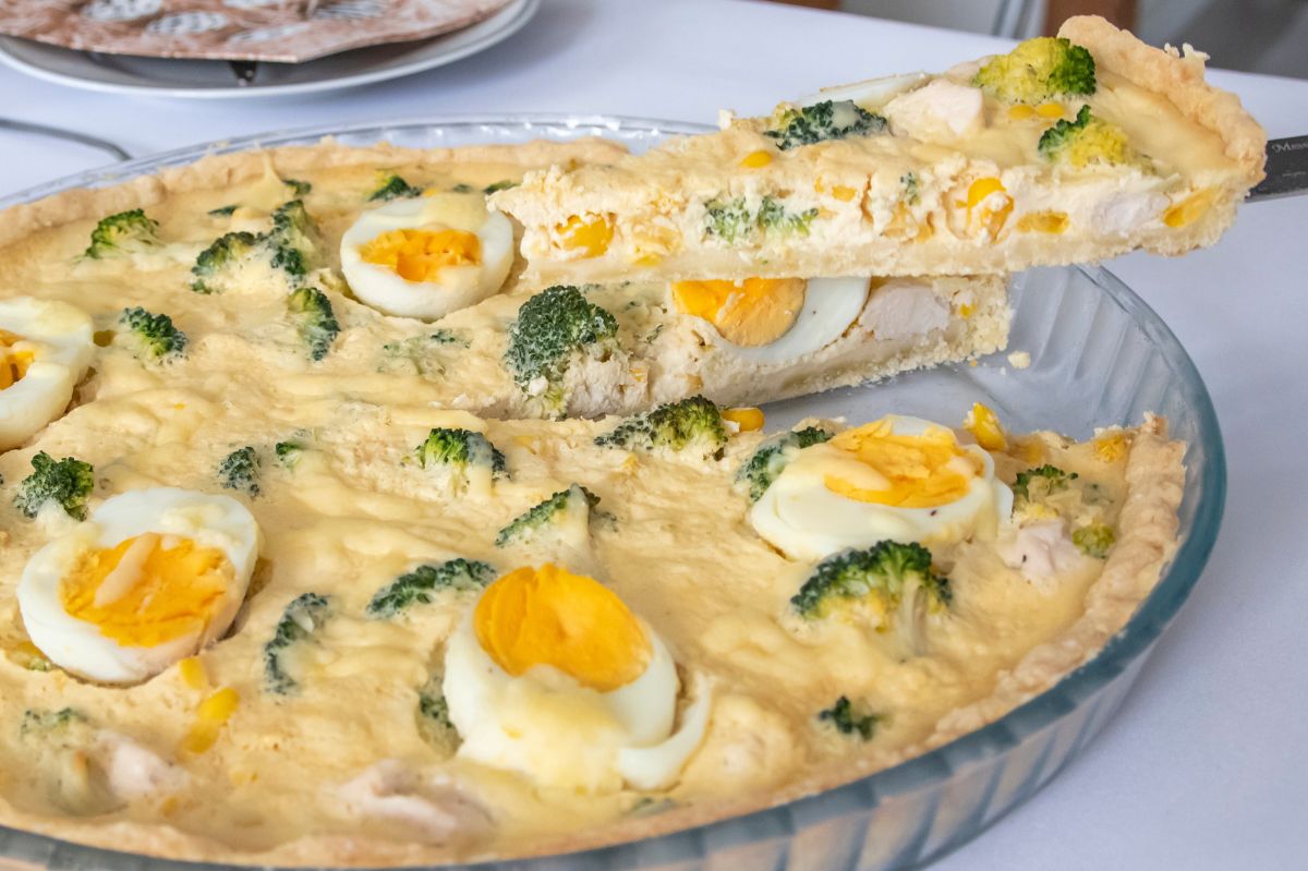 Prosty przepis na przekąskę. Tarta z brokułami i sosem jajeczno-śmietanowym
