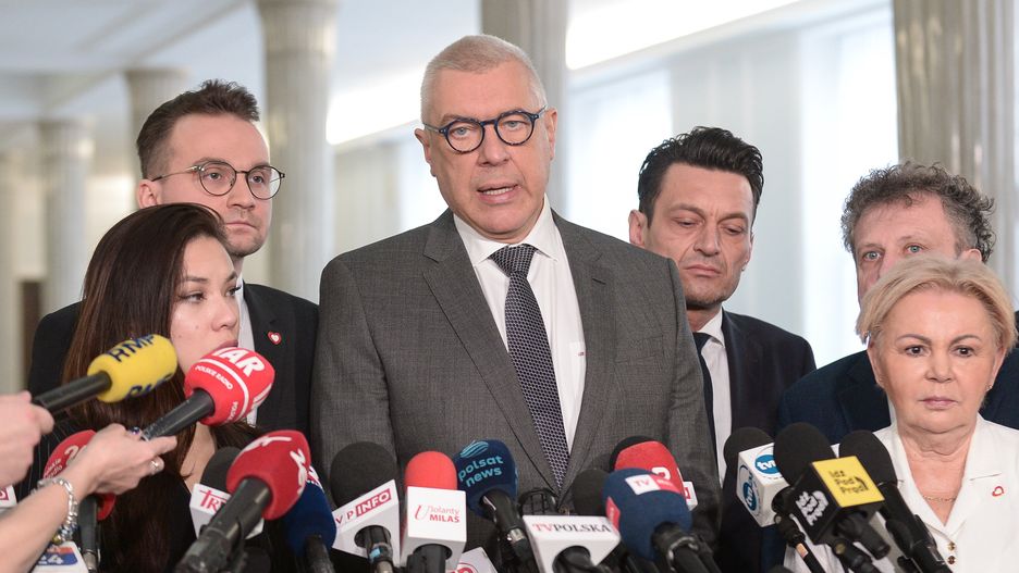 Warszawa, 18.01.2024. Poseł KO Roman Giertych (C) podczas konferencji prasowej KP KO w Sejmie w Warszawie, 18 bm. Temat: Powstanie Zespołu ds. Rozliczeń. (jm) PAP/Marcin Obara