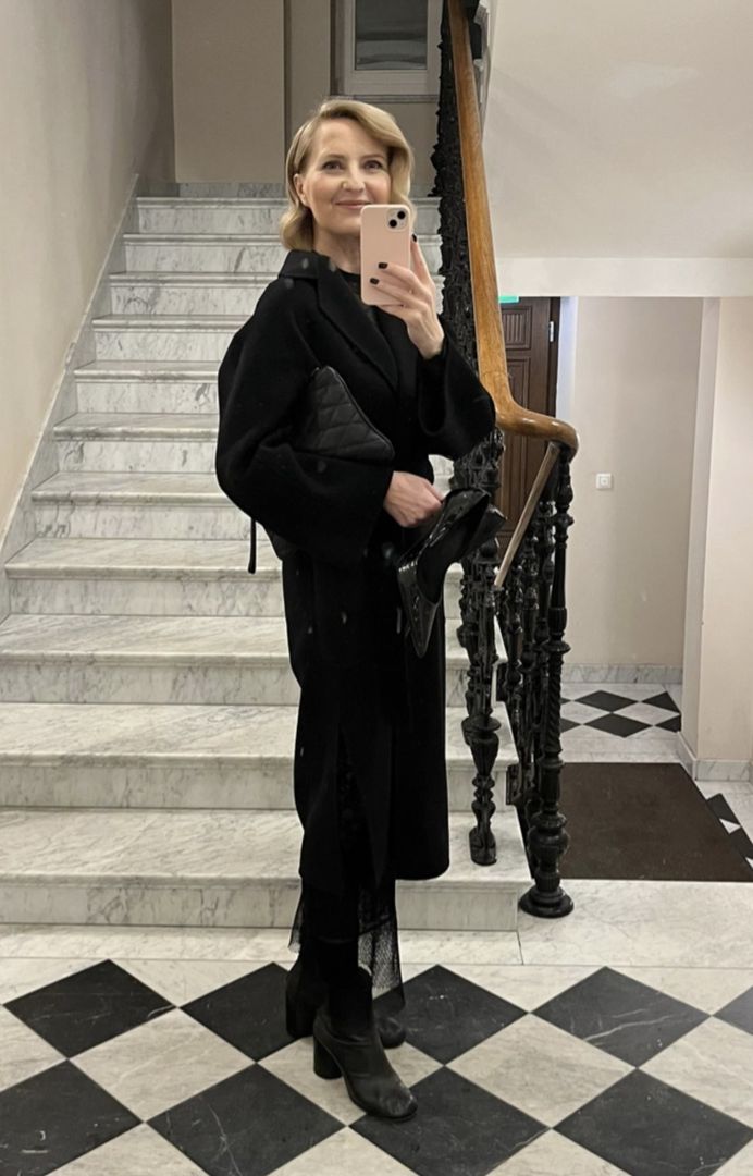 Iza Kuna w kreacji utrzymanej w stylu paryskiego szykuInstagram/iza_kuna