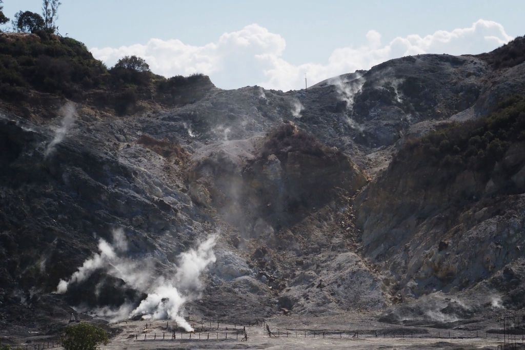 Jeden z kraterów znajdujących się na obszarze Campi Flegrei