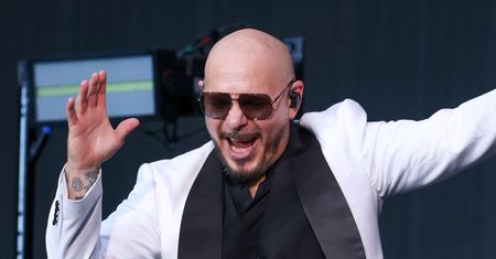 Pitbull bez okularów i z włosami? Tak, to możliwe. Nie uwierzycie, jak wyglądał na nagraniu sprzed 24 LAT