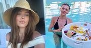 Odziana w czarne bikini Joanna Opozda relacjonuje wczasy na Bali i pałaszuje śniadanie w basenie