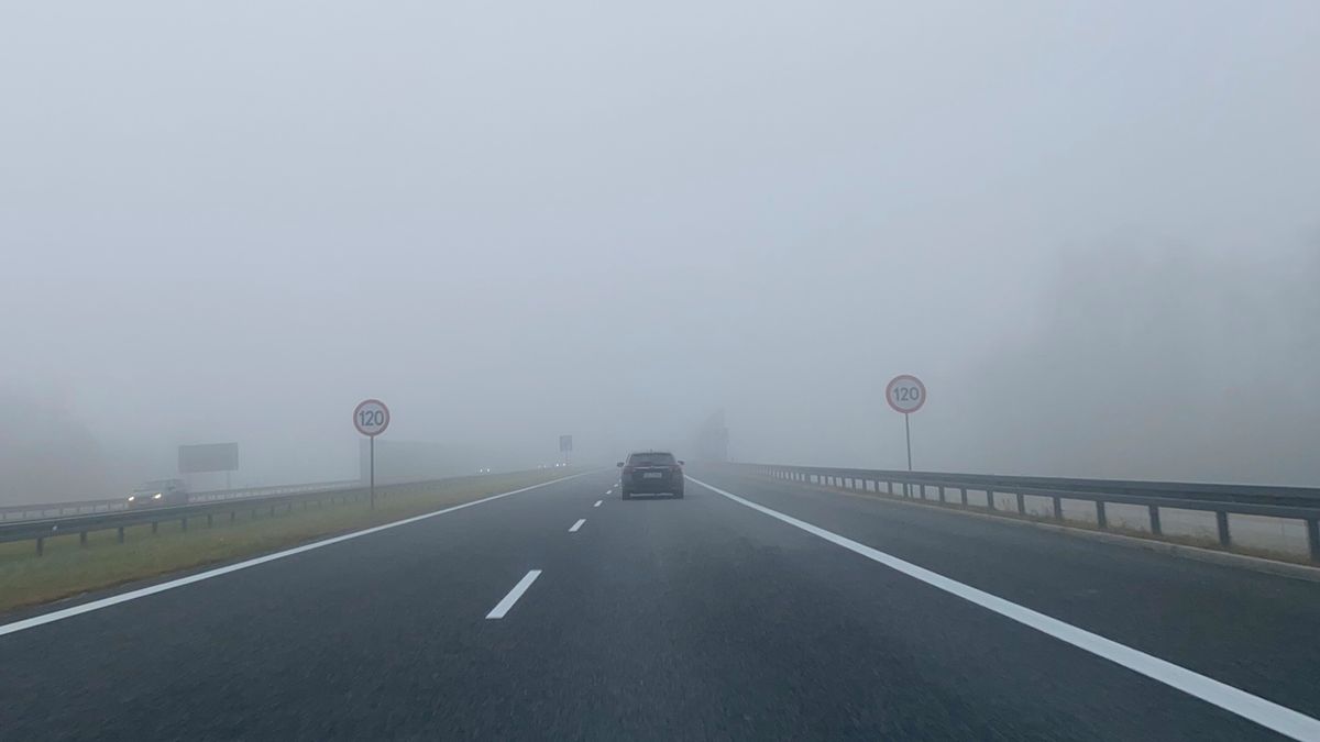 Tak wygląda auto we mgle jadące bez świateł. W odległości większej niż 100 m widać je tylko dlatego, że jest czarne.