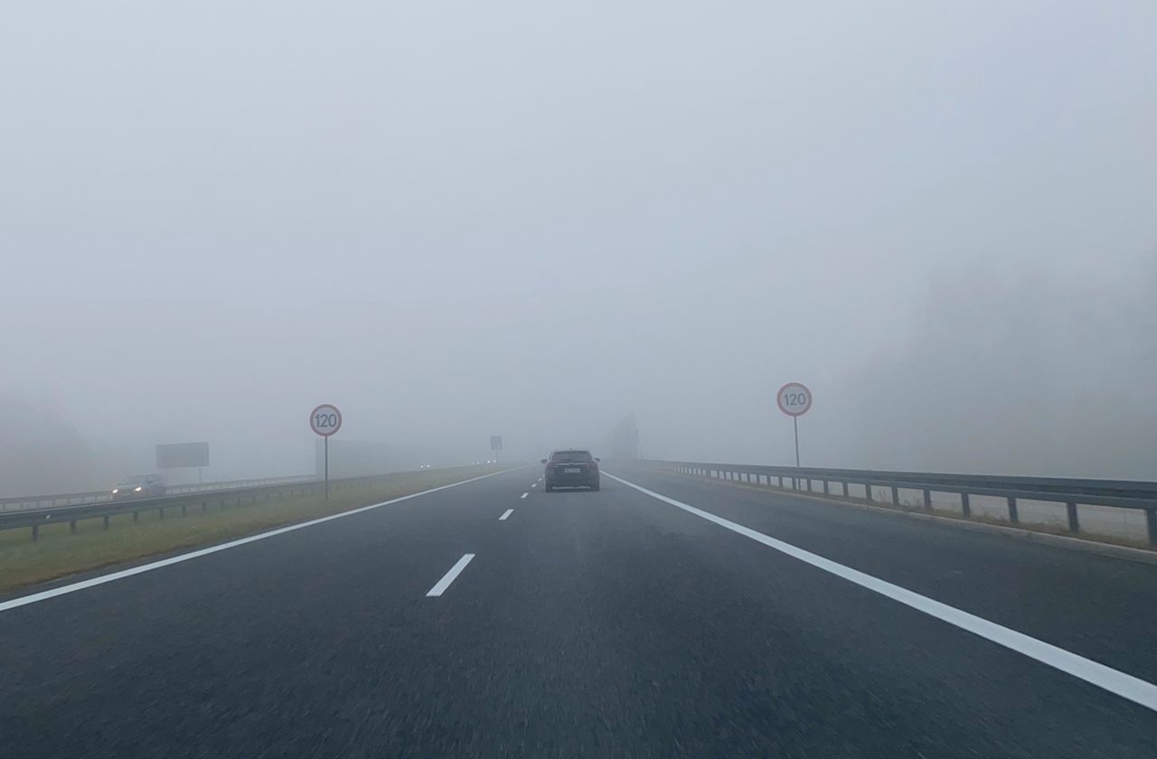 Tak wygląda auto we mgle jadące bez świateł. W odległości większej niż 100 m widać je tylko dlatego, że jest czarne.