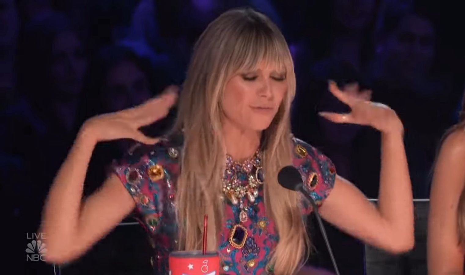Sara James przed panelem jurorskim w amerykańskim "Mam Talent"