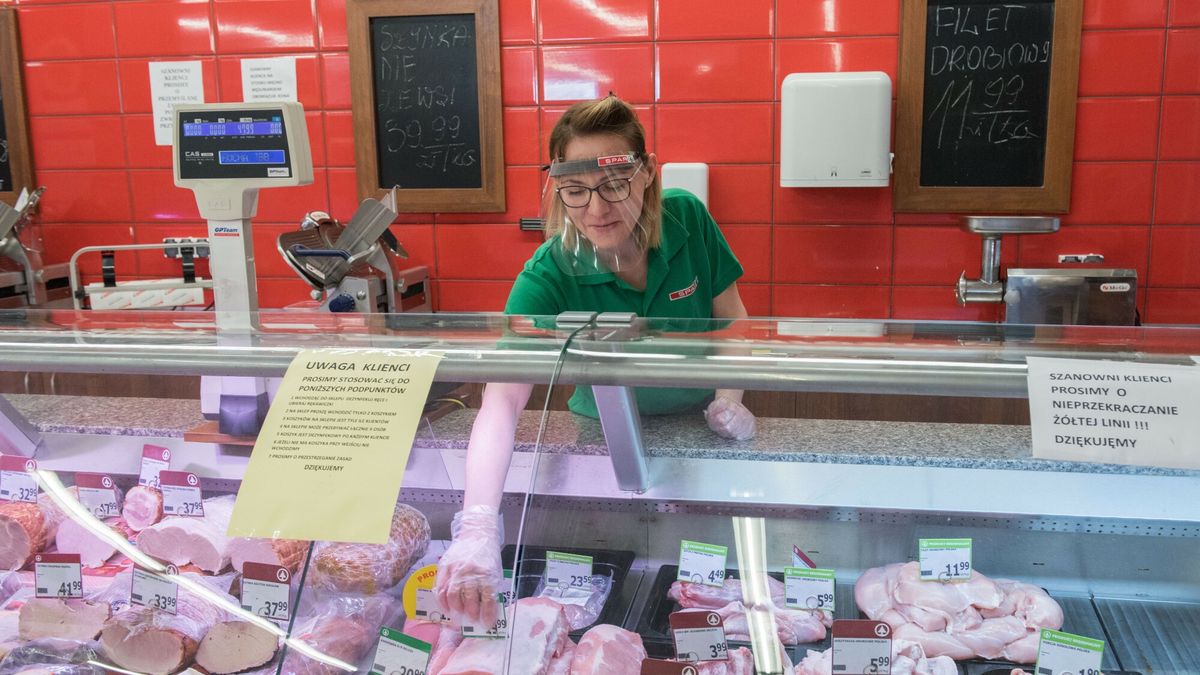 Od soboty sprzedawcy będa musieli nosić maseczki. Nawet oddzielenie ich od klientów zapora z pleksi nie łagodzi tego obowiązku