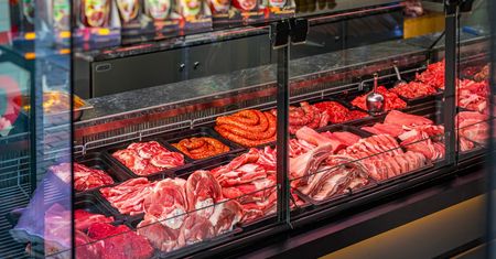 Porównali skład szynek z Biedronki i Lidla. Który produkt jest lepszy?