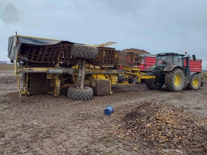 Ostrów Wlkp.: Groźny wypadek podczas wykopków ziemniaków. Kombajn przewrócił się na polu