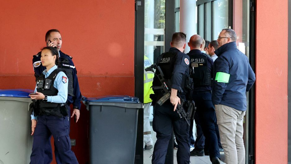 Temporary
Gendarmes investigate in the premisses of a school in the eastern France city of Souffelweyersheim after two girls were wounded in a knife attack outside the school on April 18, 2024. (Photo by FREDERICK FLORIN / AFP)
FREDERICK FLORIN