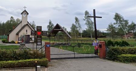Podpalone ciało na drodze pod Grójcem. "Proboszcz zatrzymany na plebanii"
