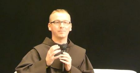 To księża robią podczas mszy. Zaniepokojony Franciszkanin mówi wprost