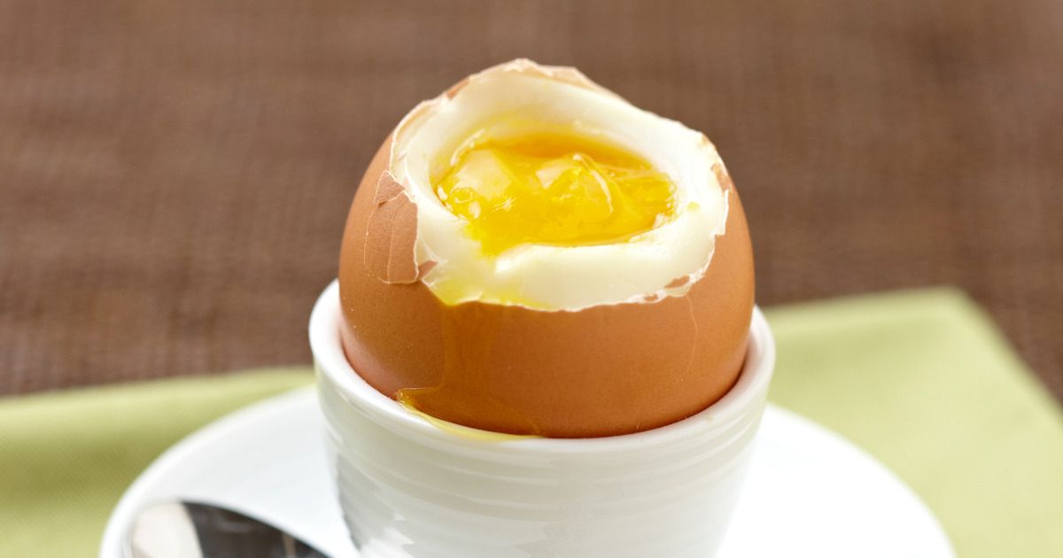 Jak uratować niedogotowane jajko na miękko? Wszystko co potrzebne masz już w kuchni