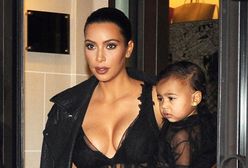Kim Kardashian w koronkowym kostiumie. Córkę ubrała na swoje podobieństwo