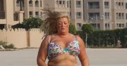 Puszysta Gemma Collins biega po plaży w bikini