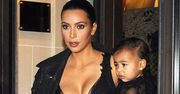 Kim Kardashian w koronkowym kostiumie. Córkę ubrała na swoje podobieństwo