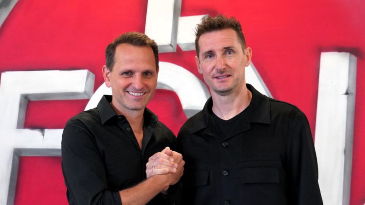  / Na zdjęciu: Miroslav Klose (P) po podpisaniu kontraktu
