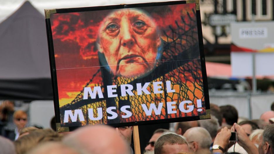 Kontrmanifestacja członków AfD podczas wiecu wyborczego Angeli Merkel w Quedlinburgu.