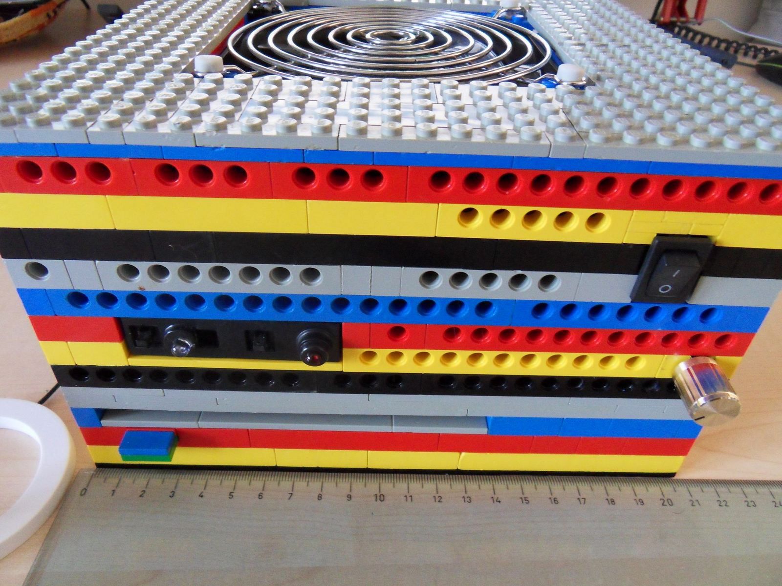 Obudowa komputera z LEGO 4