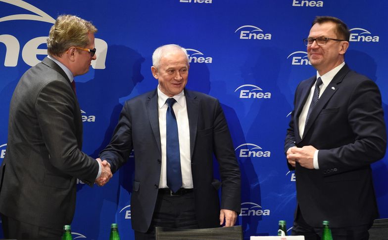 Minister energii Krzysztof Tchórzewski gratuluje zarządowi Enei (z lewej wiceprezes Mikołaj Franzkowiak i z prawej prezes Mirosław Kowalik).