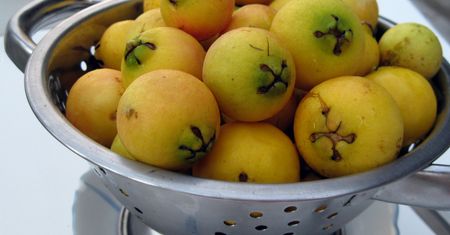 Surowa gujawa truskawkowa