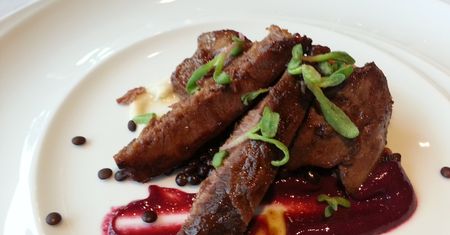 Grillowane steki z karkówki wołowej bez kości (mięso i tłuszcz)