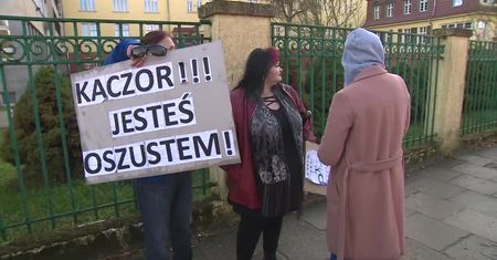 Przeciwnicy Kaczyńskiego niewpuszczeni na wiec w Szczecinie. Działacza KOD wywleczono z sali
