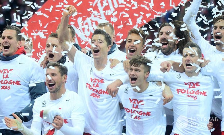 EURO 2016: Polscy piłkarze po meczu ze Szwajcarią dostali od kibiców wyjątkowy prezent. Jaki?