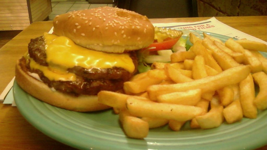 Podwójny cheeseburger z przyprawami i sosem