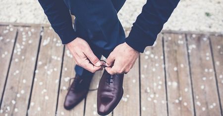 Męskie buty, które pasują do jeansów i do garnituru