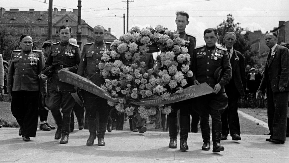 Uczestnicy delegacji radzieckiej na Kongres Towarzystwa Przyjaźni Polsko-Radzieckiej składają wieniec przy pomniku Braterstwa Broni na warszawskiej Pradze. 2 czerwca 1946 r.