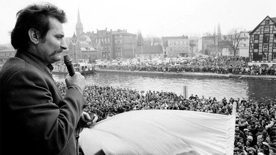 Lech Wałęsa przemawia w Bydgoszczy 20 marca 1981 r., dzień po pobiciu Jana Rulewskiego przez milicję