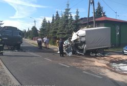 Koluszki. Wypadek wojskowej ciężarówki i busa. 5 osób rannych