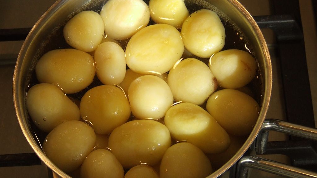 Gotowane mrożone w całości ziemniaki bez dodatku soli, odsączone