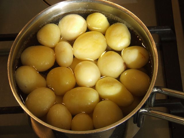 Gotowane mrożone w całości ziemniaki bez dodatku soli, odsączone