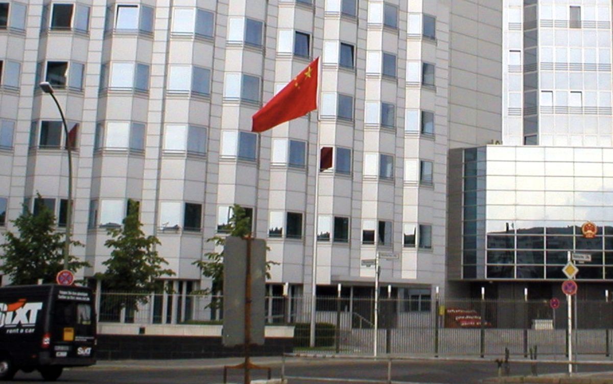 Chińska ambasada w Berlinie. Służby dyplomatyczne Chin tłumaczą działalność swoich "policyjnych biur"  w Niemczech pomocą obywatelom 