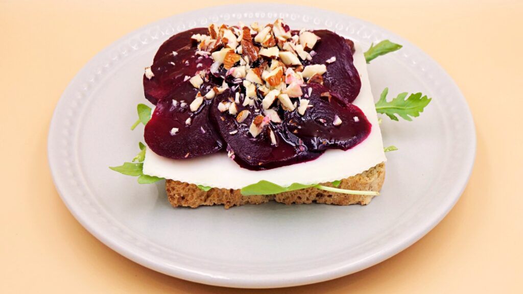 Tost z serem kozim i burakiem przepis