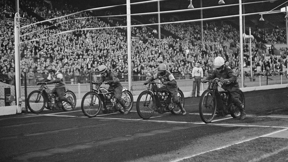 Zdjęcie okładkowe artykułu: Getty Images / Fox Photos/Hulton Archive / Na zdjęciu: zawody na Wembley